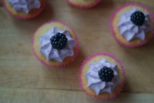 Blackberry cupcakes white_choc_blackberry2